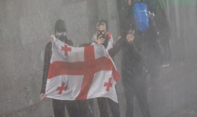 Gürcistan'da protestocularla polis arasında çatışma