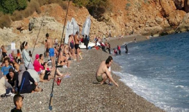 İki farklı Antalya: Dağlarda mevsimin ilk karı, sahillerde yaz havası...