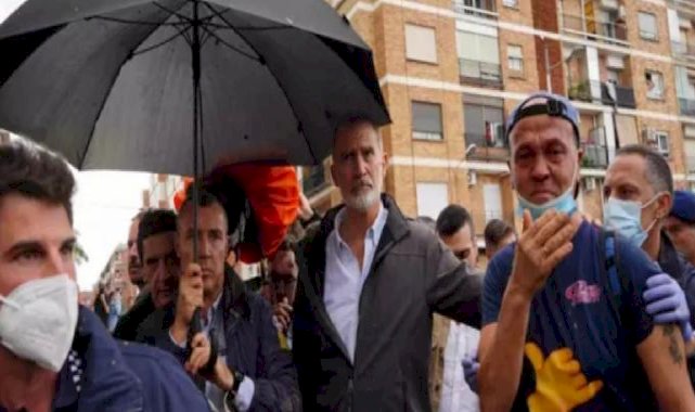 İspanya'da sel felaketini yaşayanlar kral ve kraliçeye saldırdı