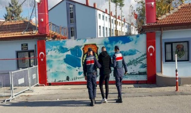 Isparta’da evine girdiği adamın boğazına bıçak dayayıp, hesabına 70 bin lira yatırttı
