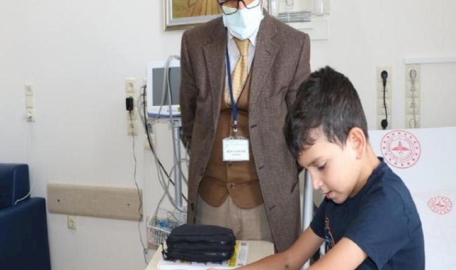 İzmir'de öğretmen, tedavi gören çocukları yalnız bırakmıyor