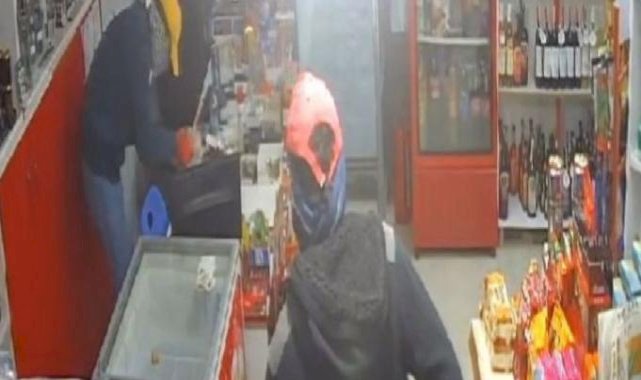 Mersin'de girdikleri markette bıçakla soygun yaptılar: Kısa sürede yakalandılar