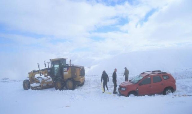 Muş'ta karda mahsur kalan vatandaşların imdadına ekipler yetişti