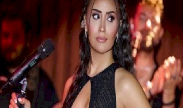 Şarkıcı Hande Ünsal transparan tulumunun kurbanı oldu! Tarzına yorum yağdı