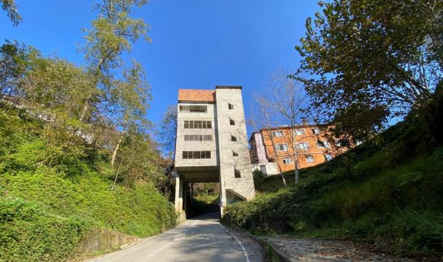 Trabzon'da bir garip yapı: Üstü 4 katlı bina, altı yol