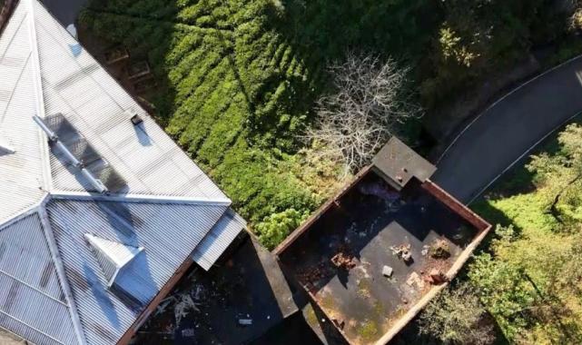 Trabzon'da bir garip yapı: Üstü 4 katlı bina, altı yol