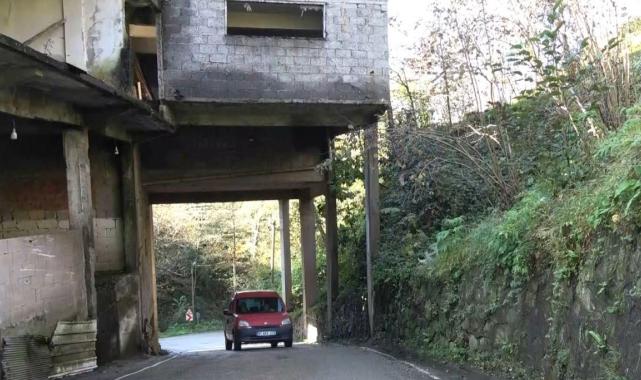 Trabzon'da bir garip yapı: Üstü 4 katlı bina, altı yol