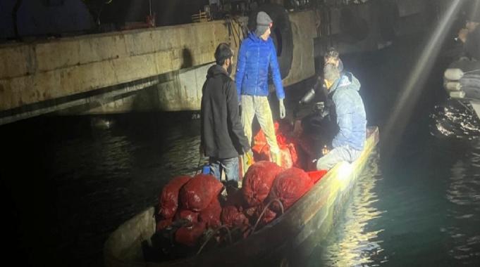 Yalova'da, izinsiz avlanan 20 ton midye denize döküldü