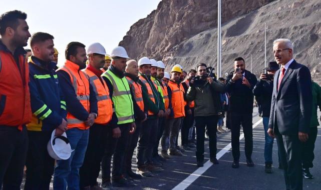 Abdulkadir Uraloğlu duyurdu: Hakkari-Yüksekova arası 25 dakika kısalıyor