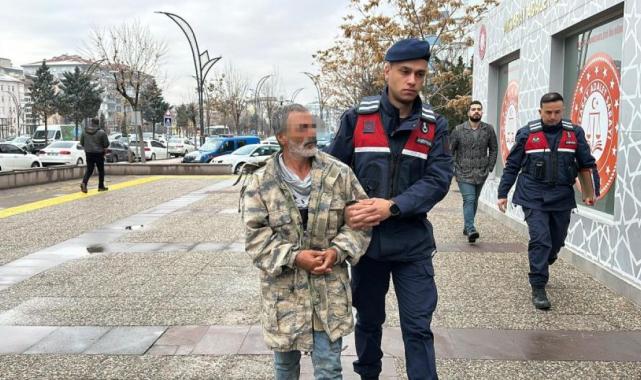 Alkollü şahıs tartıştığı kahvehaneciyi bıçakladı.