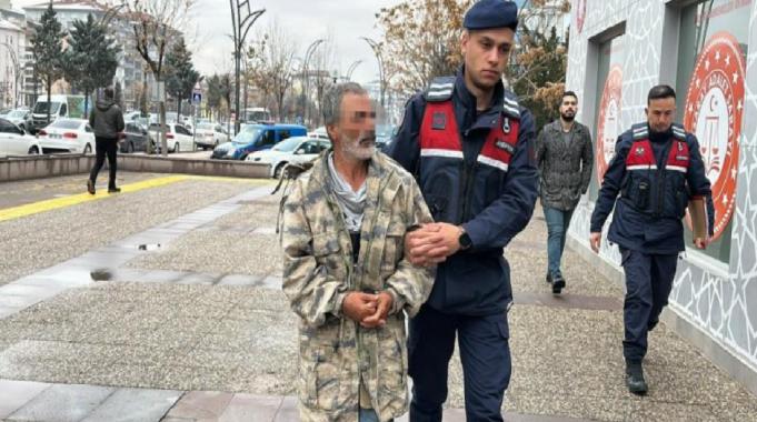 Alkollü şahıs tartıştığı kahvehaneciyi bıçakladı.