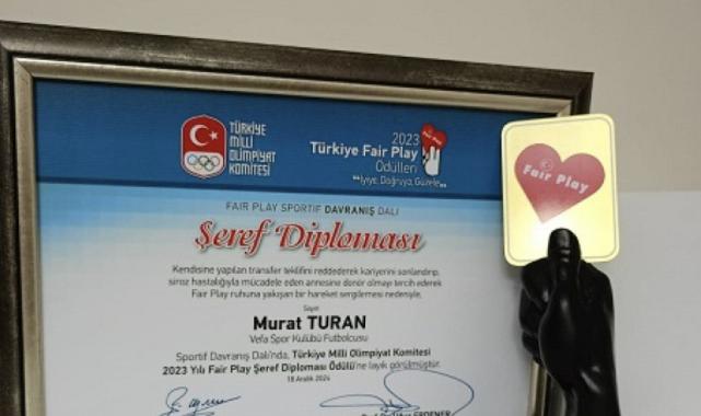 Annesini kurtarmak için kariyerinden vazgeçen futbolcuya ödül