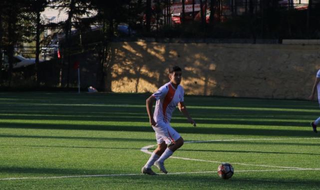 Annesini kurtarmak için kariyerinden vazgeçen futbolcuya ödül