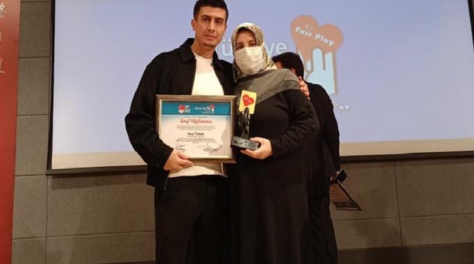 Annesini kurtarmak için kariyerinden vazgeçen futbolcuya ödül