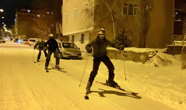 Ardahan sokaklarında kayak heyecanı