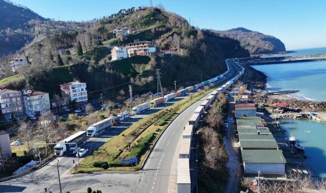 Artvin Hopa'daki tır kuyruğunun sonu gözükmüyor