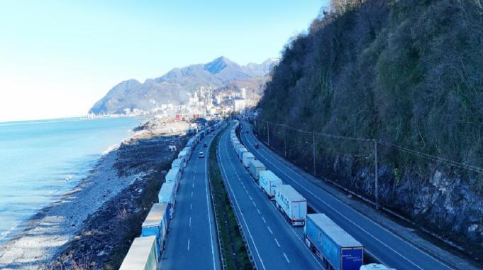 Artvin Hopa&#039;daki tır kuyruğunun sonu gözükmüyor