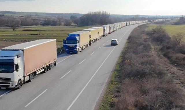 Bulgaristan yoğunluğa cevap veremiyor: Edirne Hamzabeyli'de 35 kilometrelik tır kuyruğu