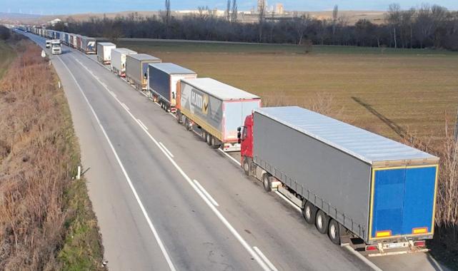 Bulgaristan yoğunluğa cevap veremiyor: Edirne Hamzabeyli'de 35 kilometrelik tır kuyruğu