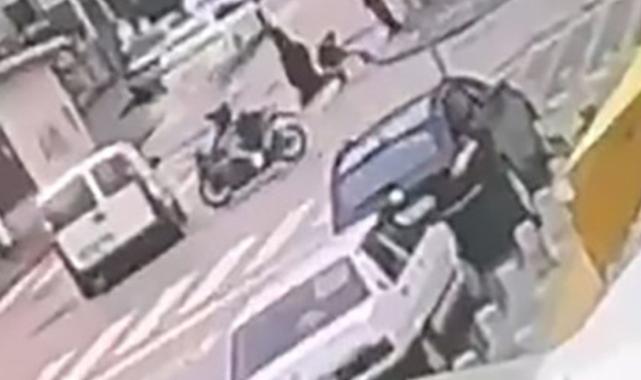 Bursa'da motosikletin hafif ticari araca çarptığı kaza kamerada: 2 ağır yaralı