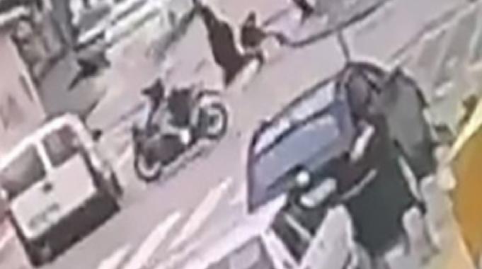 Bursa&#039;da motosikletin hafif ticari araca çarptığı kaza kamerada: 2 ağır yaralı