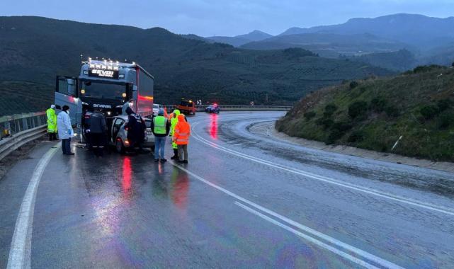 Bursa'da tır ile otomobil kafa kafaya çarpıştı
