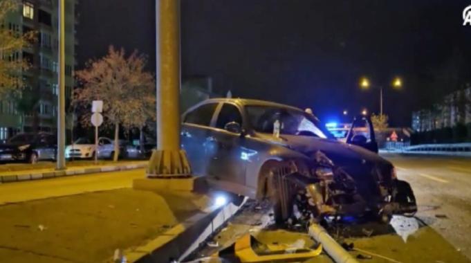 Çorum'da otomobil aydınlatma direğine ve trafik levhalarına çarptı
