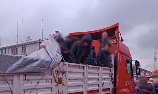 Düzce'de tırın dorsesinde 20 düzensiz göçmen yakalandı