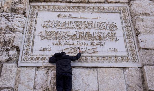 Emevi Camisi'nin duvarında da Esad'a artık yer yok