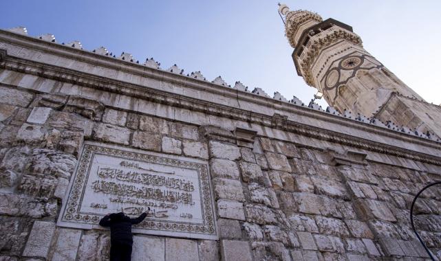 Emevi Camisi'nin duvarında da Esad'a artık yer yok