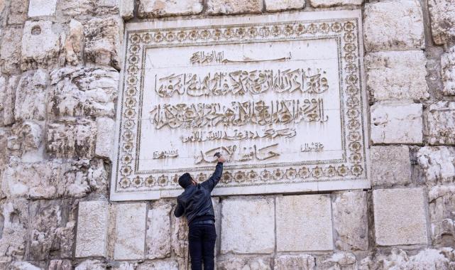 Emevi Camisi'nin duvarında da Esad'a artık yer yok