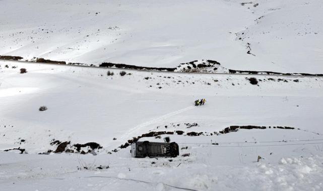 Erzurum'da minibüs şarampole devrildi