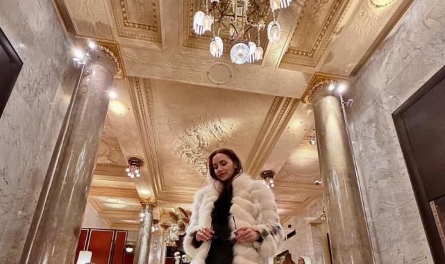 Fahriye Evcen ile Burak Özçivit Rusya'ya gitti! Ünlü çiftin tatil karelerine yorum yağdı