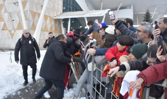 Galatasaray taraftarı az kalsın Victor Osimhen'i sakatlıyordu