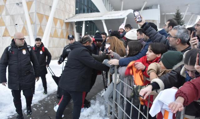 Galatasaray taraftarı az kalsın Victor Osimhen'i sakatlıyordu