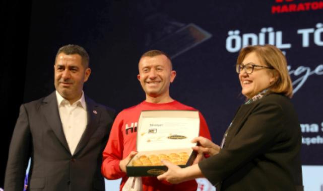 Gazi Yarı Maraton'da dereceye girenler ödüllendirildi
