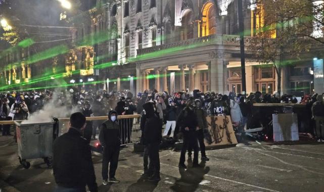 Gürcistan parlamentosu önünde tansiyon düşmüyor: 22 gözaltı