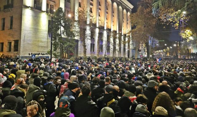 Gürcistan parlamentosu önünde tansiyon düşmüyor: 22 gözaltı