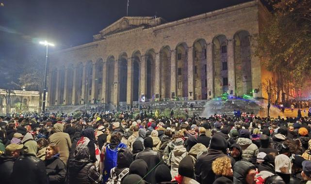 Gürcistan parlamentosu önünde tansiyon düşmüyor: 22 gözaltı