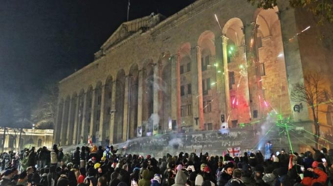 Gürcistan parlamentosu önünde tansiyon düşmüyor: 22 gözaltı