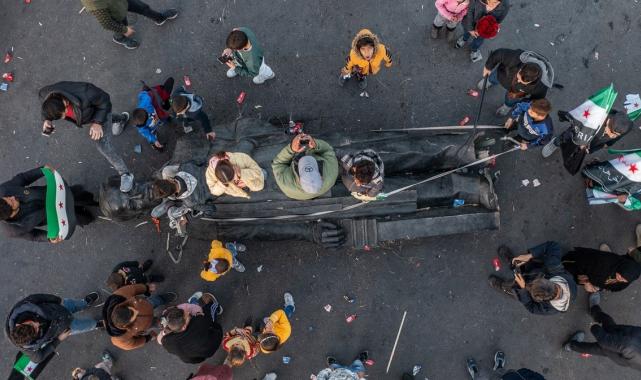 Hafız Esad'ın heykeli, Emevi Meydanı'nda sürüklendi