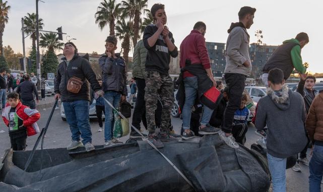 Hafız Esad'ın heykeli, Emevi Meydanı'nda sürüklendi