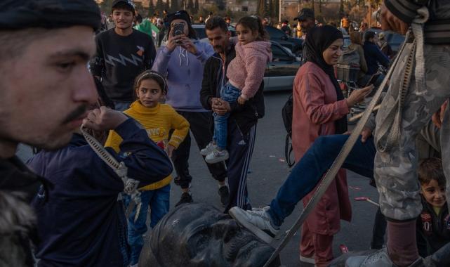 Hafız Esad'ın heykeli, Emevi Meydanı'nda sürüklendi