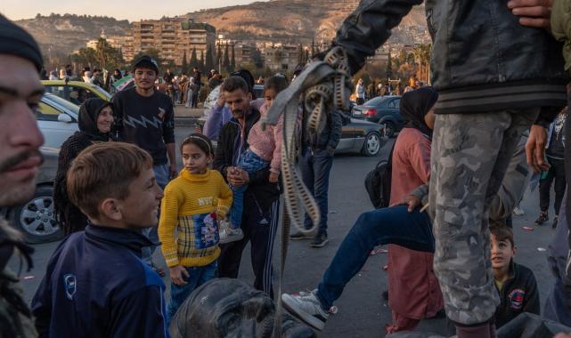 Hafız Esad'ın heykeli, Emevi Meydanı'nda sürüklendi