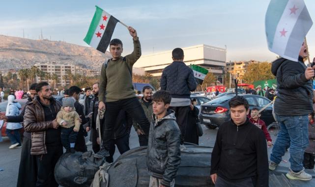 Hafız Esad'ın heykeli, Emevi Meydanı'nda sürüklendi
