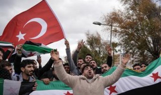 Hafız Esad'ın heykeli, Emevi Meydanı'nda sürüklendi