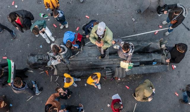 Hafız Esad'ın heykeli, Emevi Meydanı'nda sürüklendi