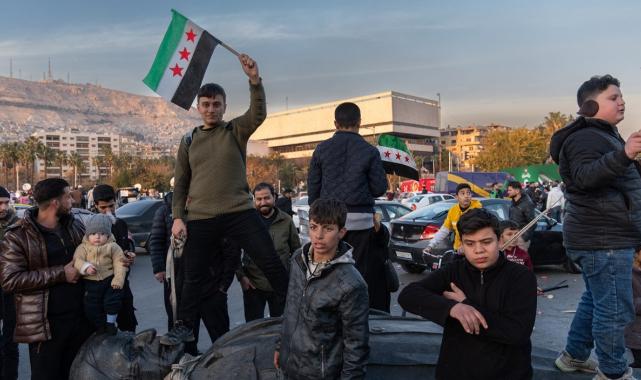 Hafız Esad'ın heykeli, Emevi Meydanı'nda sürüklendi