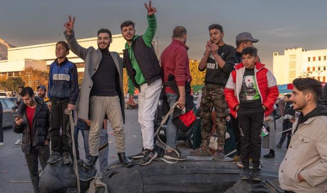 Hafız Esad'ın heykeli, Emevi Meydanı'nda sürüklendi