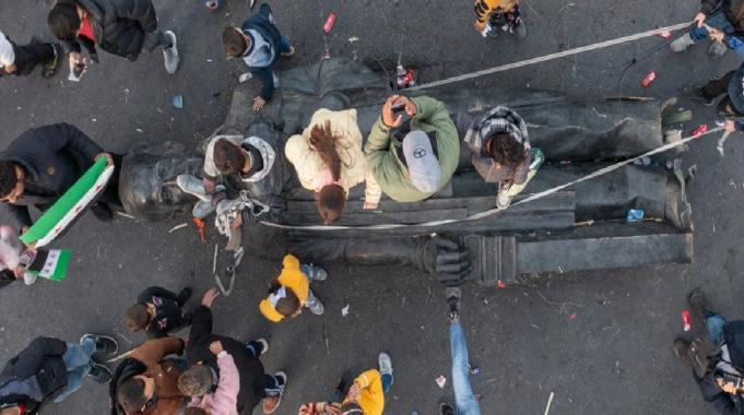 Hafız Esad&#039;ın heykeli, Emevi Meydanı&#039;nda sürüklendi